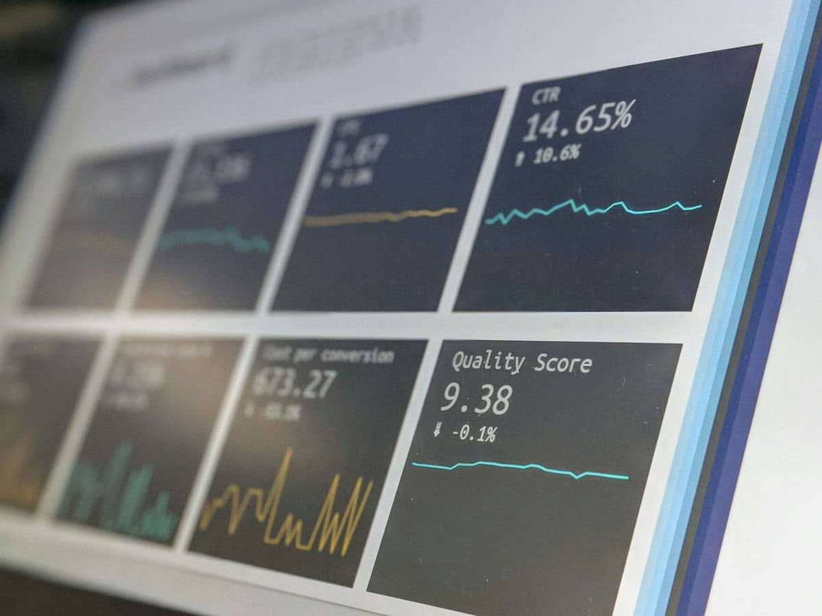 Painéis de dados e gráficos de uma plataforma SaaS em telas escuras